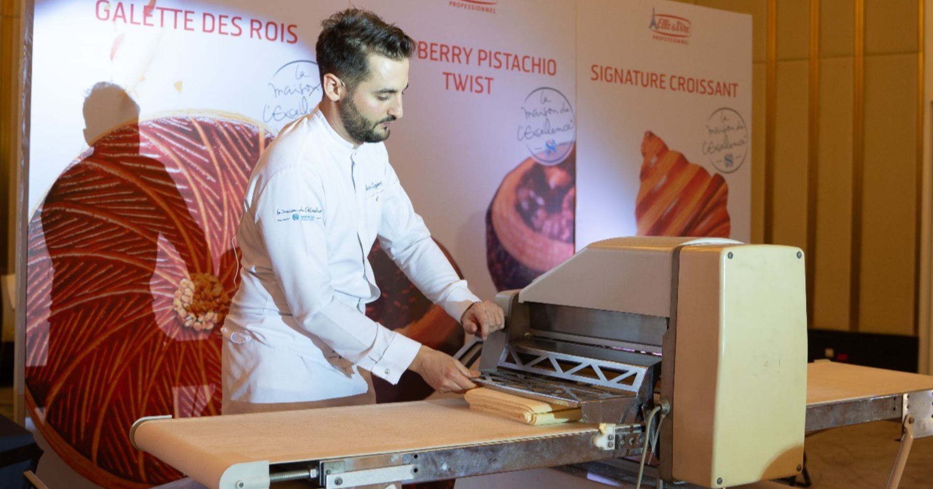 Chef Pastry Kevin Zwygart membuat croissant dengan mesin dough sheeter (Sumber Foto: Elle & Vire) Chef Pastry Kevin Zwygart membuat croissant dengan mesin dough sheeter (Sumber Foto: Elle & Vire)