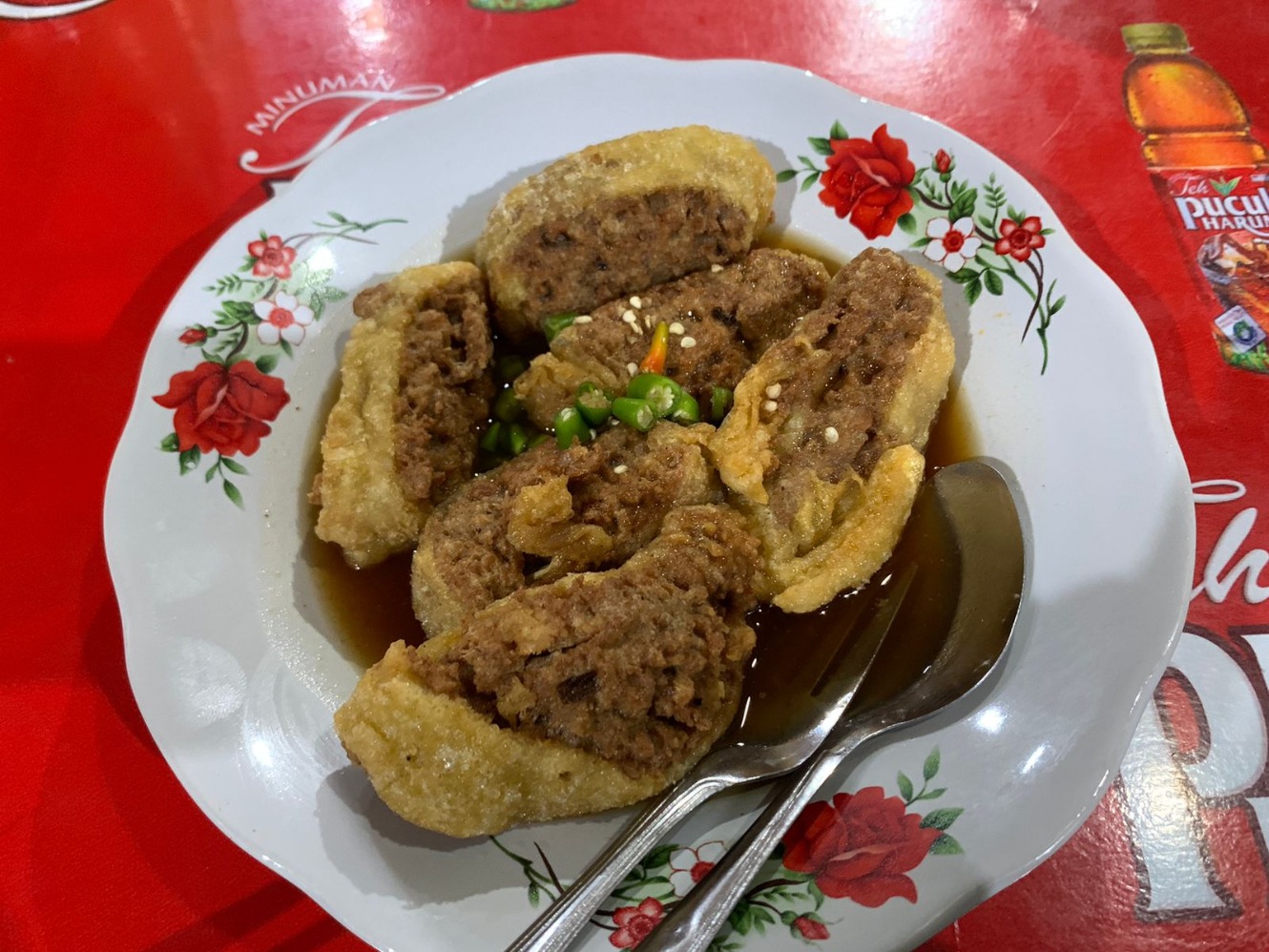 Seporsi gohyong lengkap dengan kuah saus asam manis. (Sumber gambar: Hypeabis.id/Luke Andaresta) Seporsi gohyong lengkap dengan kuah saus asam manis. (Sumber gambar: Hypeabis.id/Luke Andaresta)