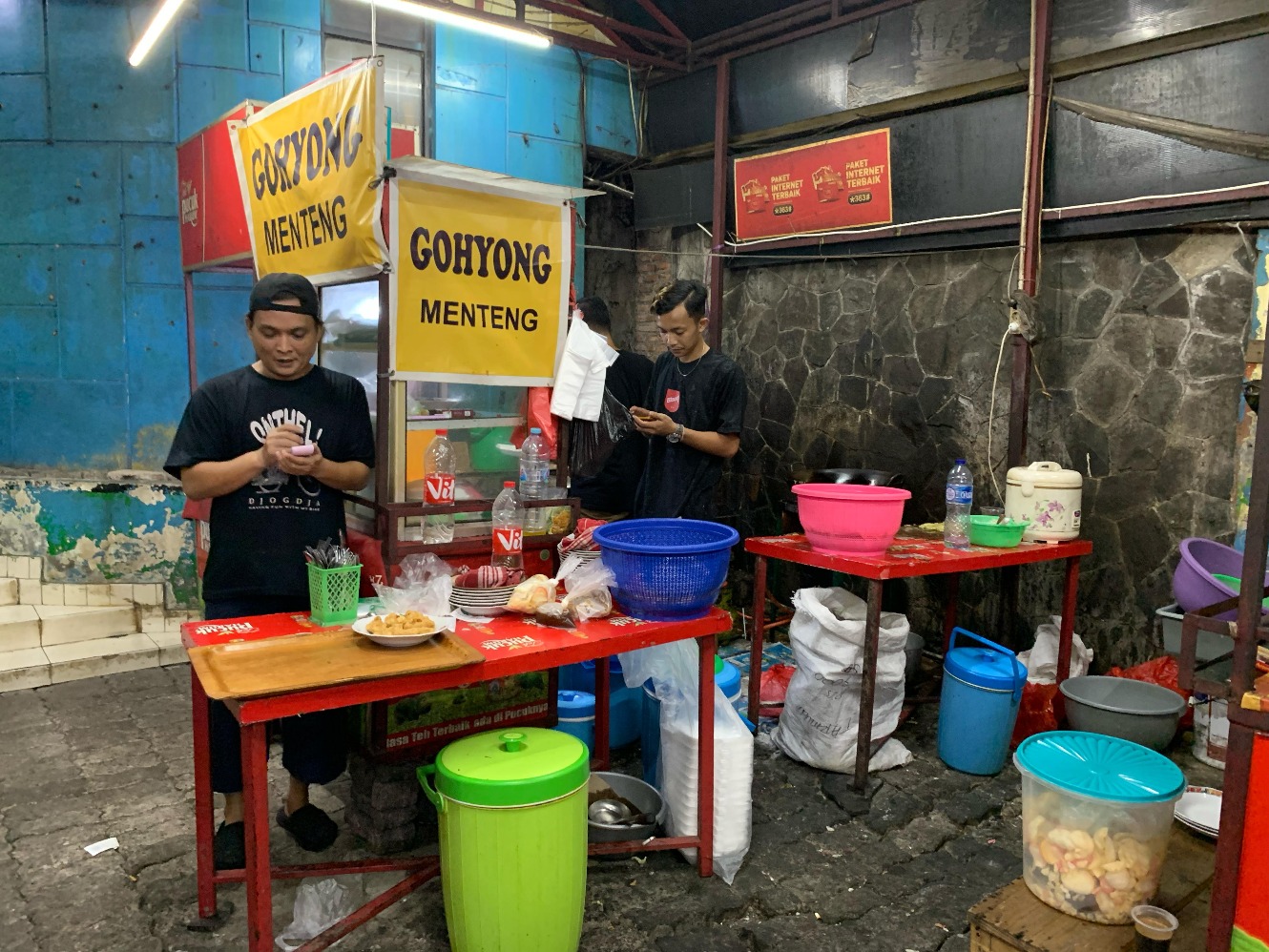 Ayam Goreng Gohyong Malaya di Kawasan Kuliner Theresia, Menteng. Ayam Goreng Gohyong Malaya di Kawasan Kuliner Theresia, Menteng.