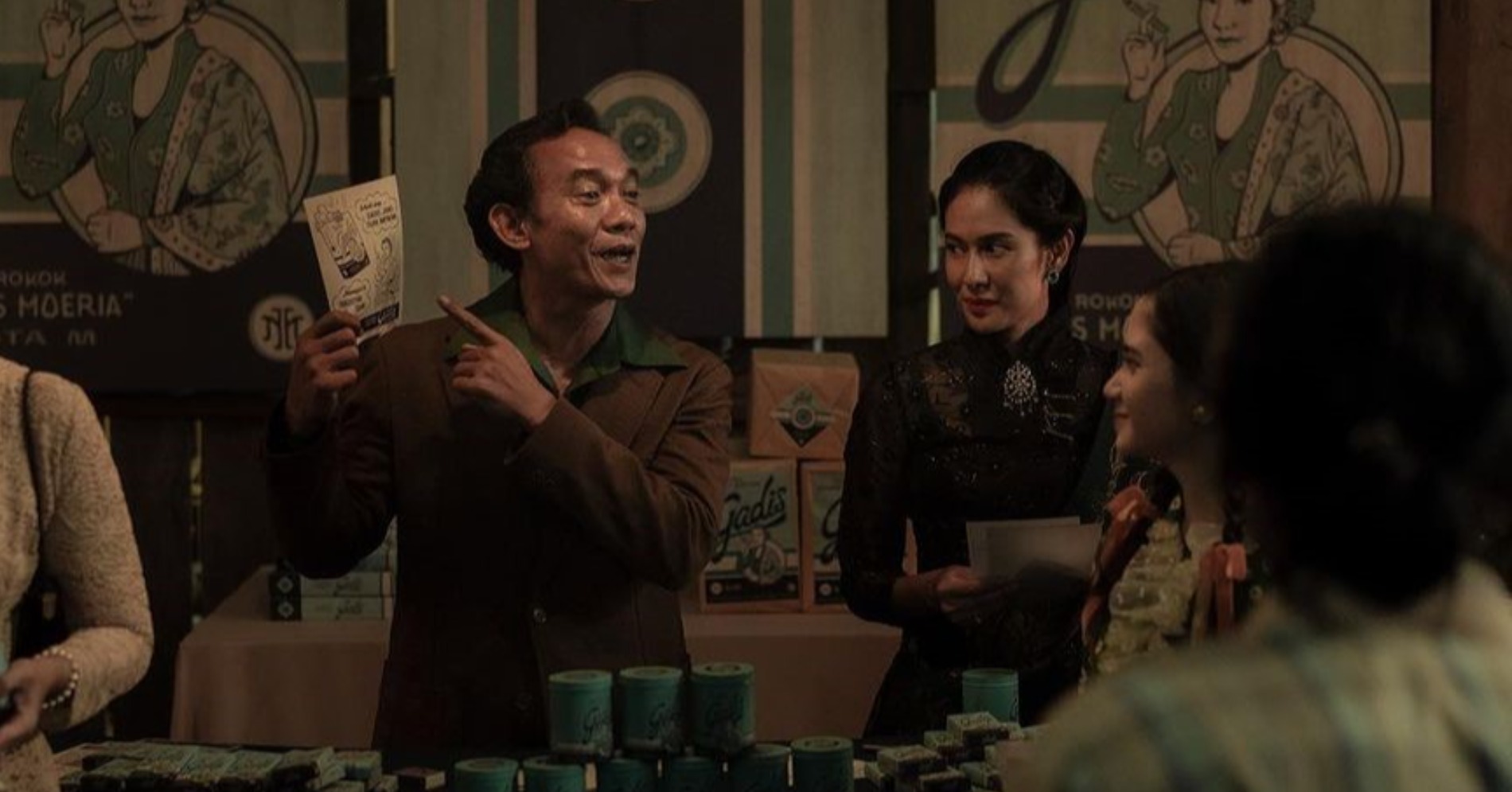 Kebaya Hitam dalam Serial Gadis Kretek (Sumber Foto: Netflix)