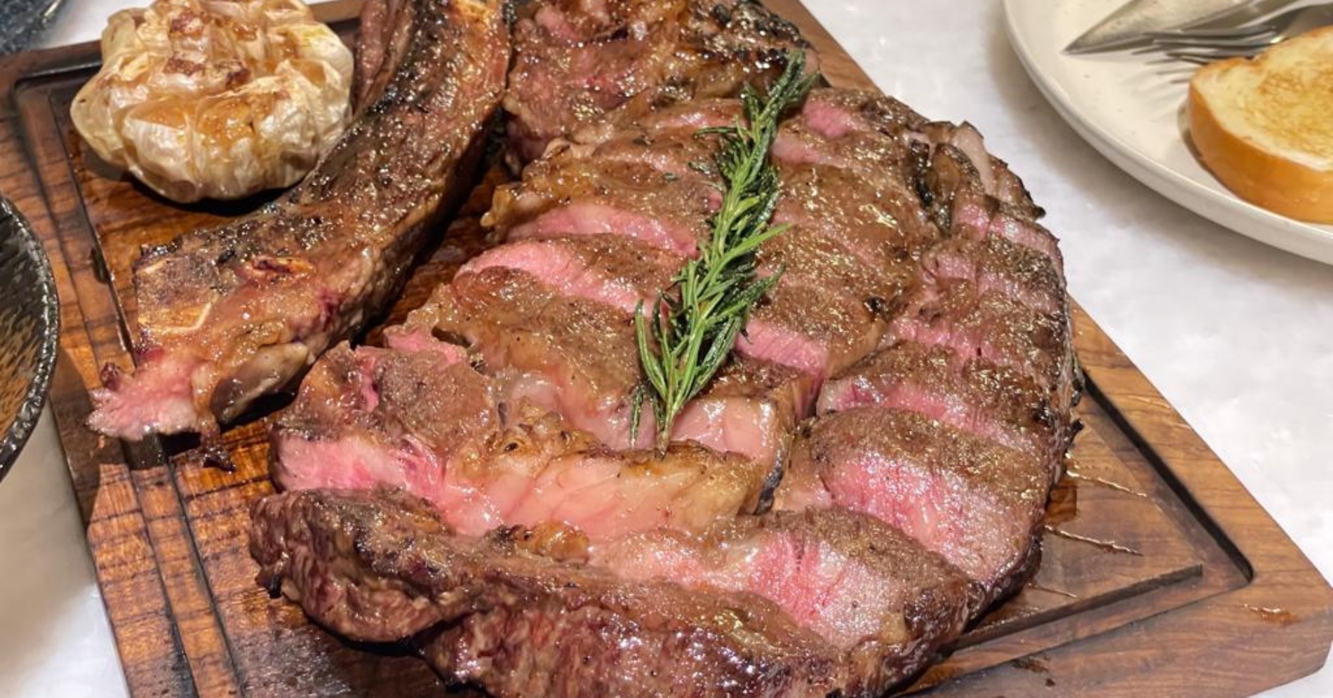 Menikmati Sensasi Empuk Daging Sapi Australia di Salt & Sizzle Steakhouse