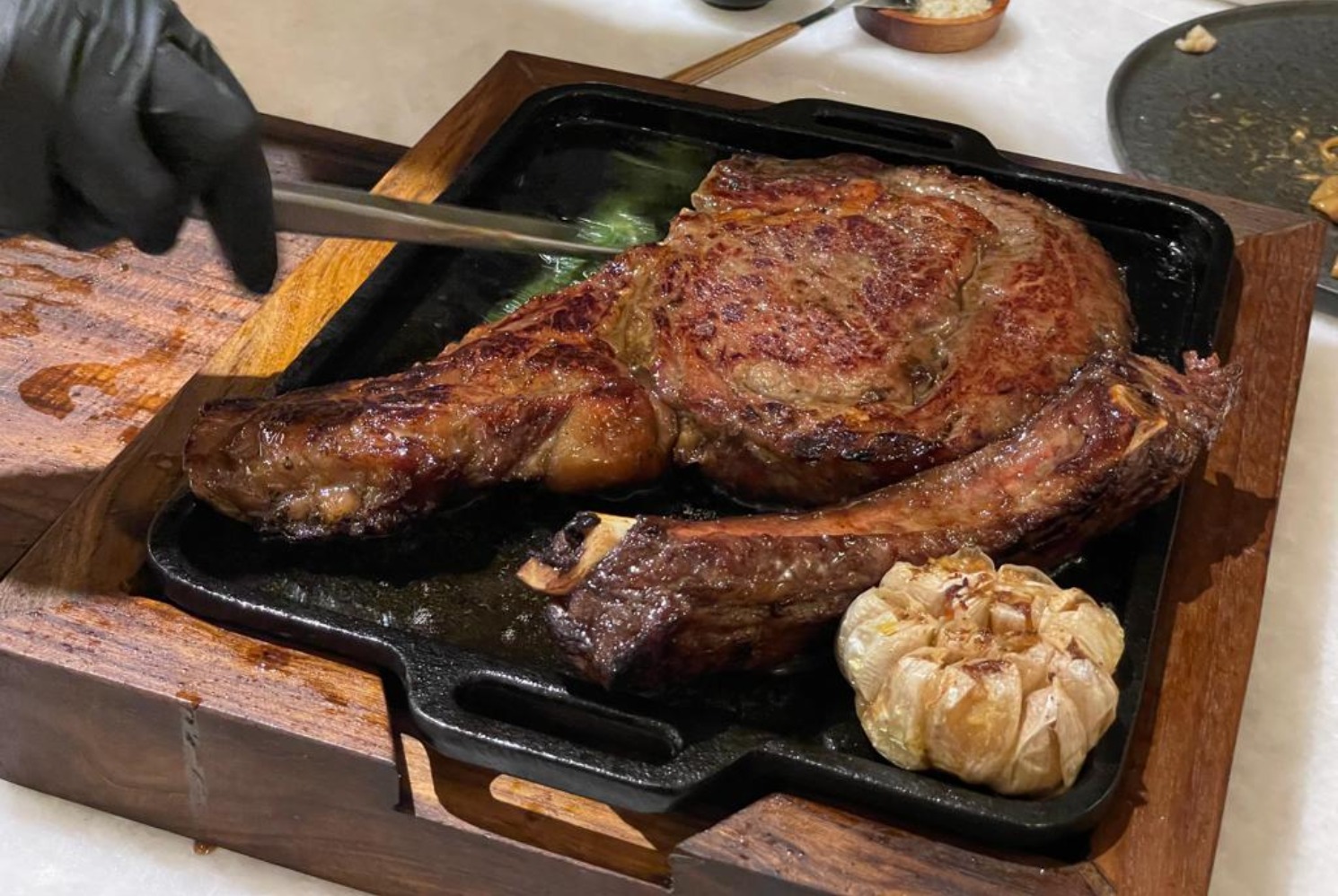 Truffle honey rubbed bone in-ribeye (Sumber gambar: Indah Permata Hati/Hypeabis.id)