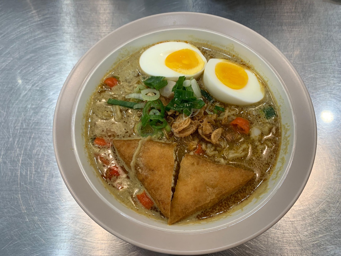 Mi Kari Ayam Komplit. (Sumber gambar: Hypeabis.id/Luke Andaresta)