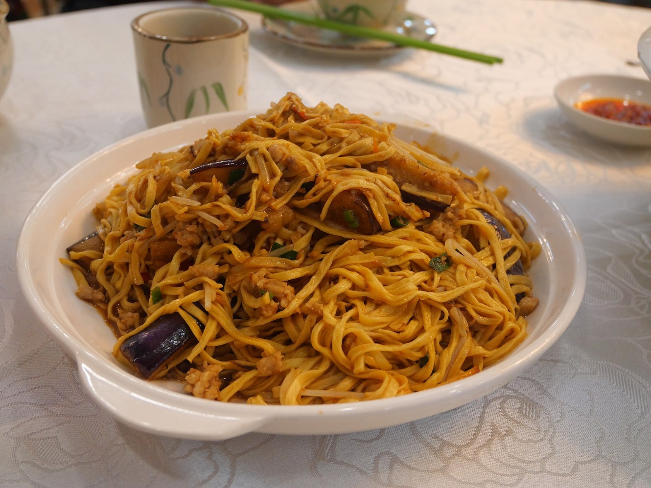 Yi mein atau Mi Panjang Umur. (Sumber gambar: Wikimedia Commons) Yi mein atau Mi Panjang Umur. (Sumber gambar: Wikimedia Commons)
