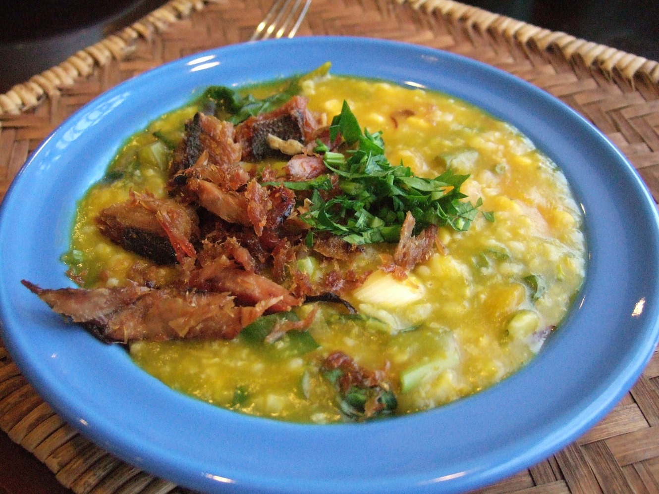 Bubur Manado. (Sumber gambar: Wikimedia Commons)