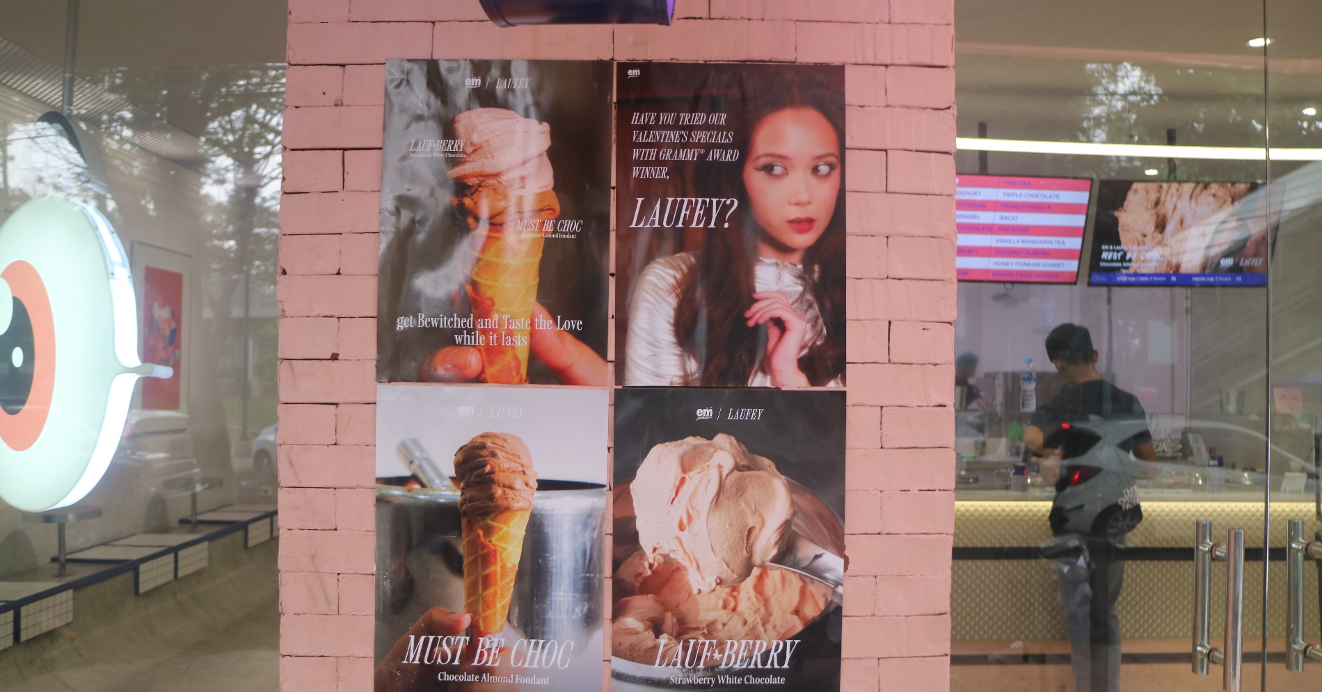 Berbagai Poster Laufey di Toko EM Gelato. (Sumber foto: Hypeabis.id/Arindra Fachri) Berbagai Poster Laufey di Toko EM Gelato. (Sumber foto: Hypeabis.id/Arindra Fachri)