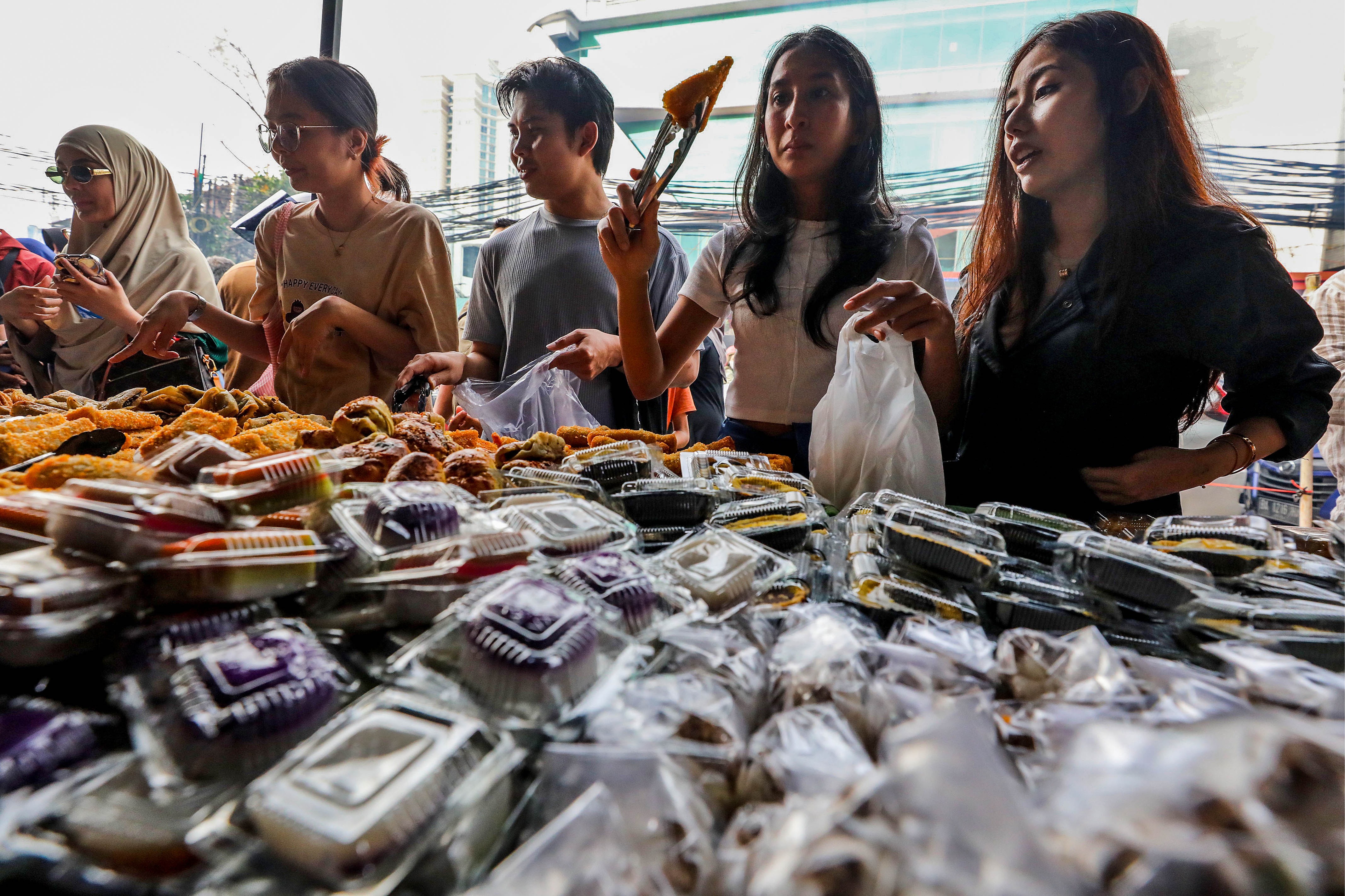 Pasar Takjil Benhil. (Sumber foto: JIBI/Hypeabis/Eusebio Chrysnamurti)