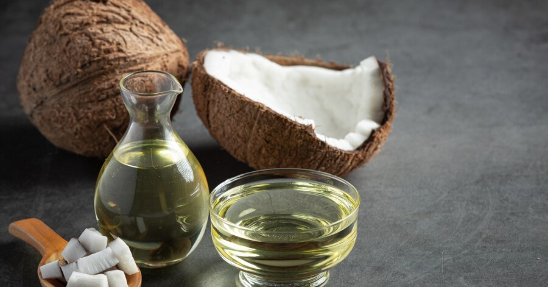 Minyak kelapa (Sumber foto: freepik/jcomp) Minyak kelapa (Sumber foto: freepik/jcomp)