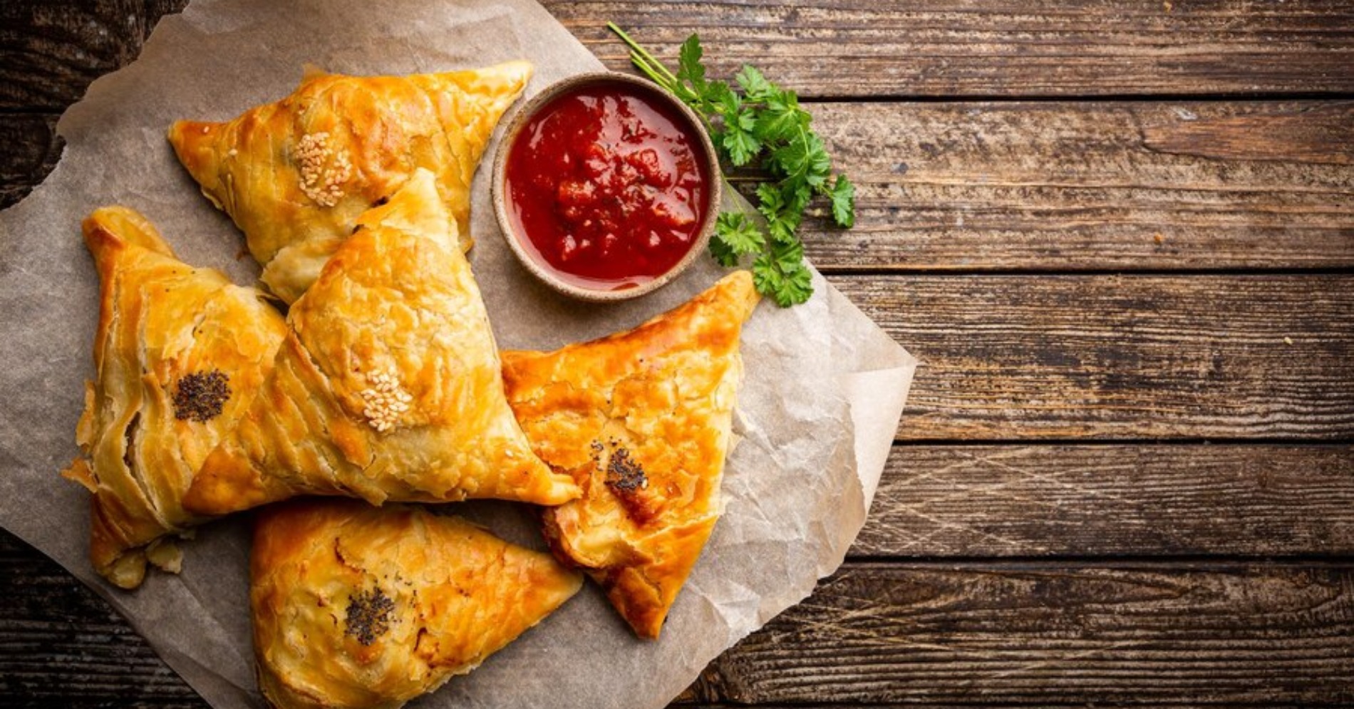 Samosa (Sumber foto: freepik/Tatiana Goskova)