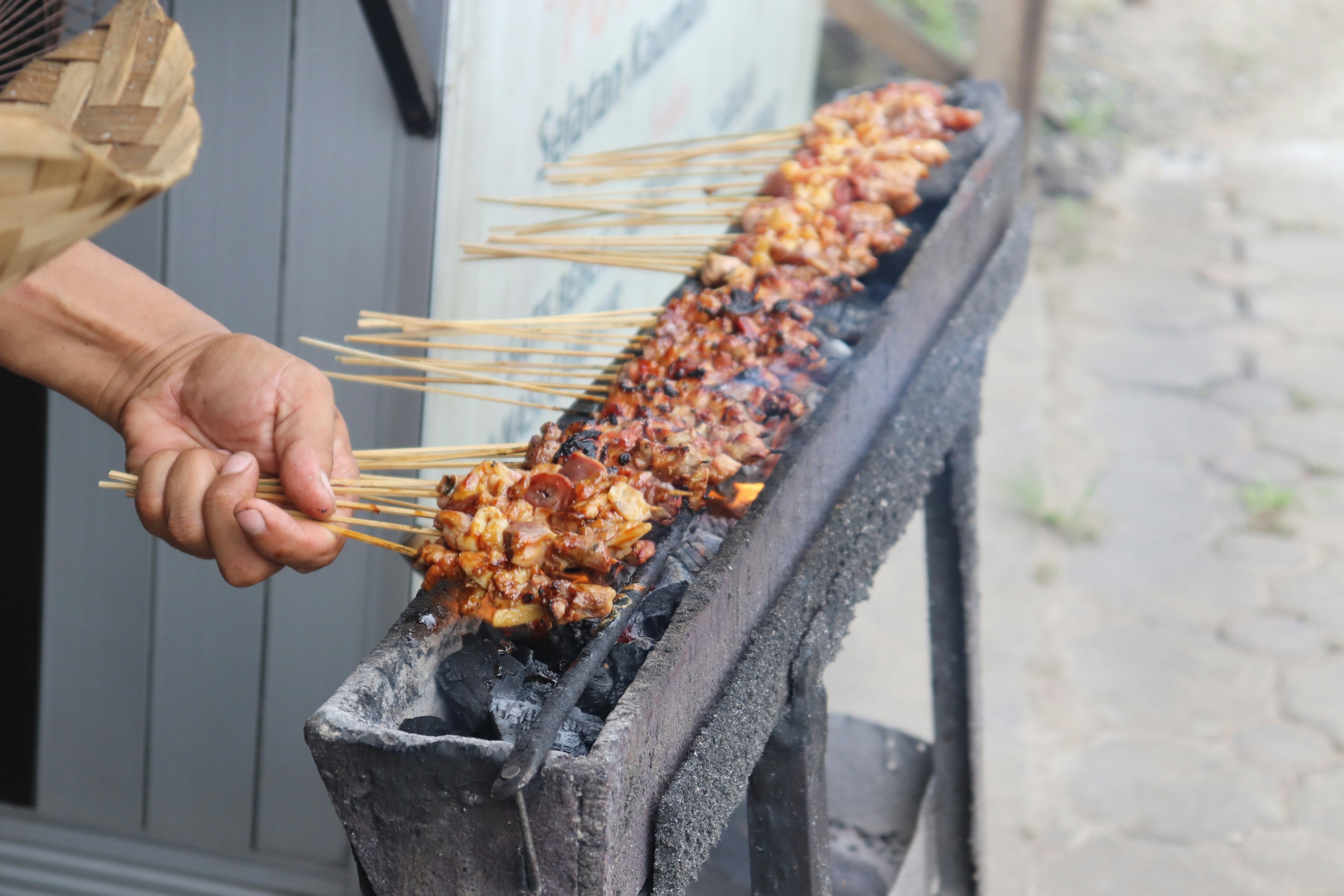 Sate ayam. (Sumber foto: Unsplash/Mufid Majnun)