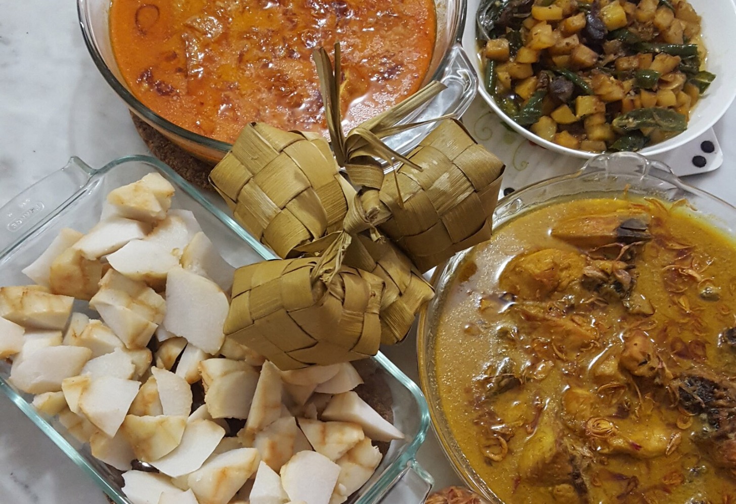 Ilustrasi ketupat dan berbagai makanan pendamping khas Lebaran. (Sumber gambar: Wikimedia Commons) Ilustrasi ketupat dan berbagai makanan pendamping khas Lebaran. (Sumber gambar: Wikimedia Commons)