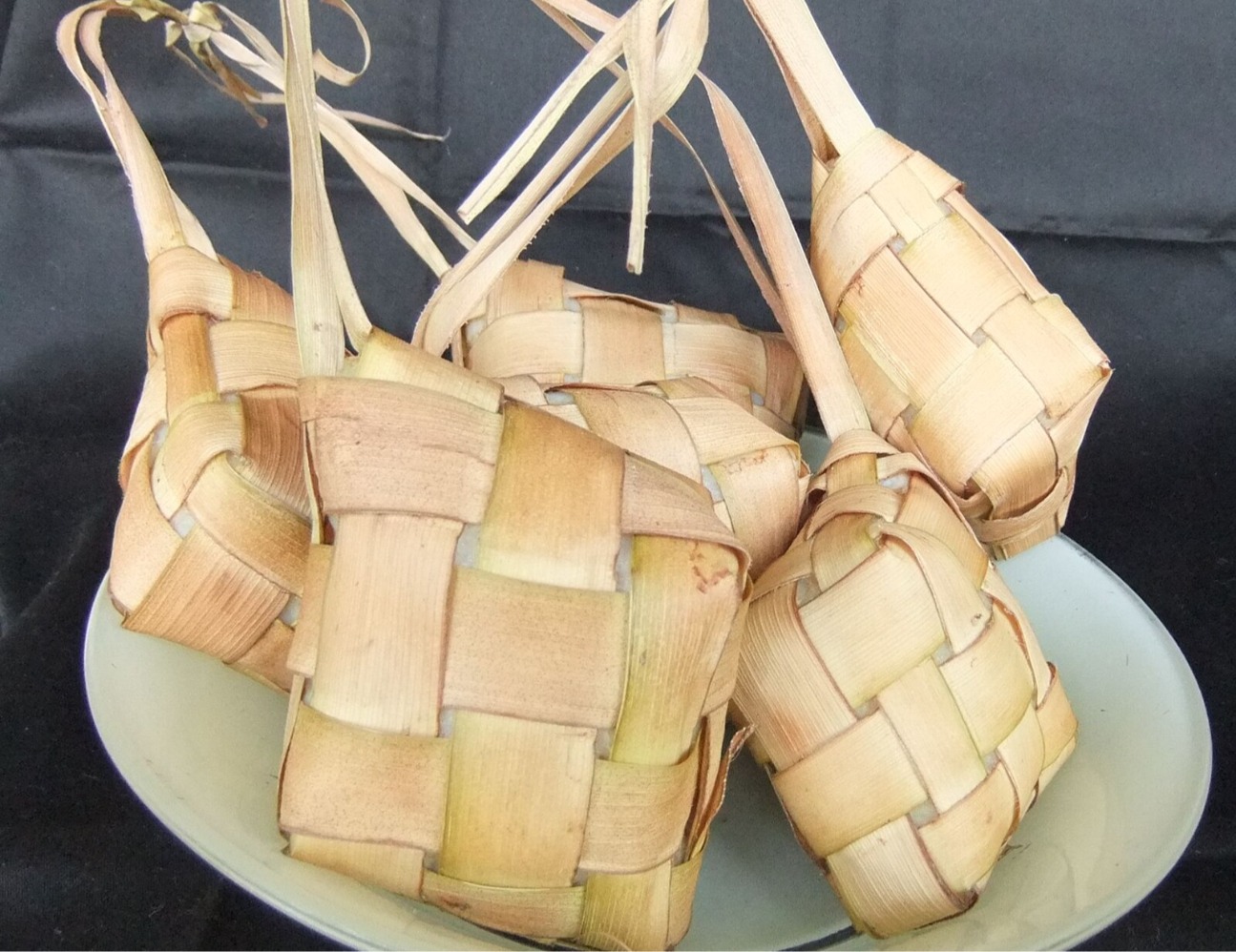 Ilustrasi ketupat. (Sumber gambar: Wikimedia Commons) Ilustrasi ketupat. (Sumber gambar: Wikimedia Commons)