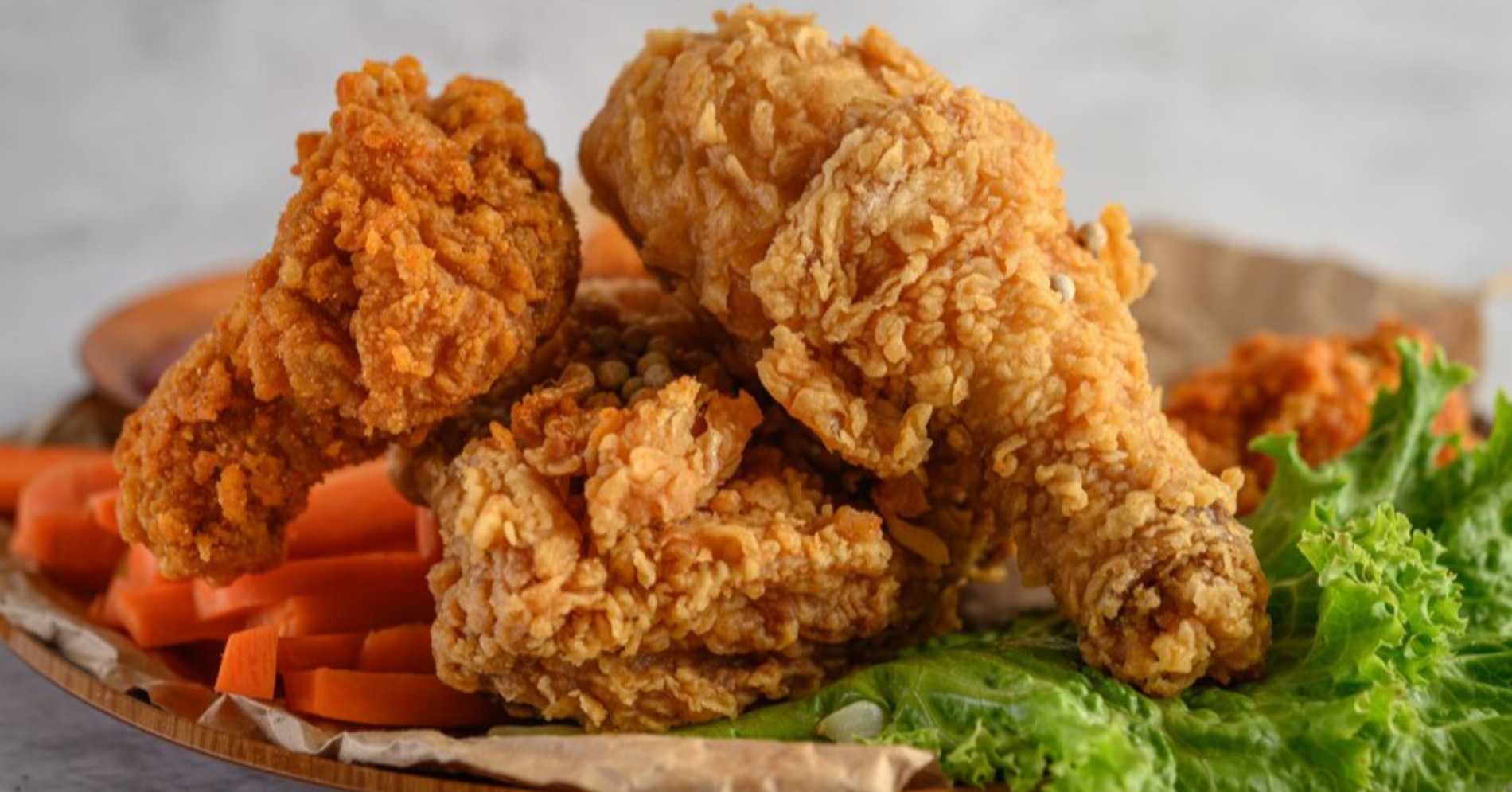 Ayam goreng (Sumber foto: freepik/jcomp) Ayam goreng (Sumber foto: freepik/jcomp)