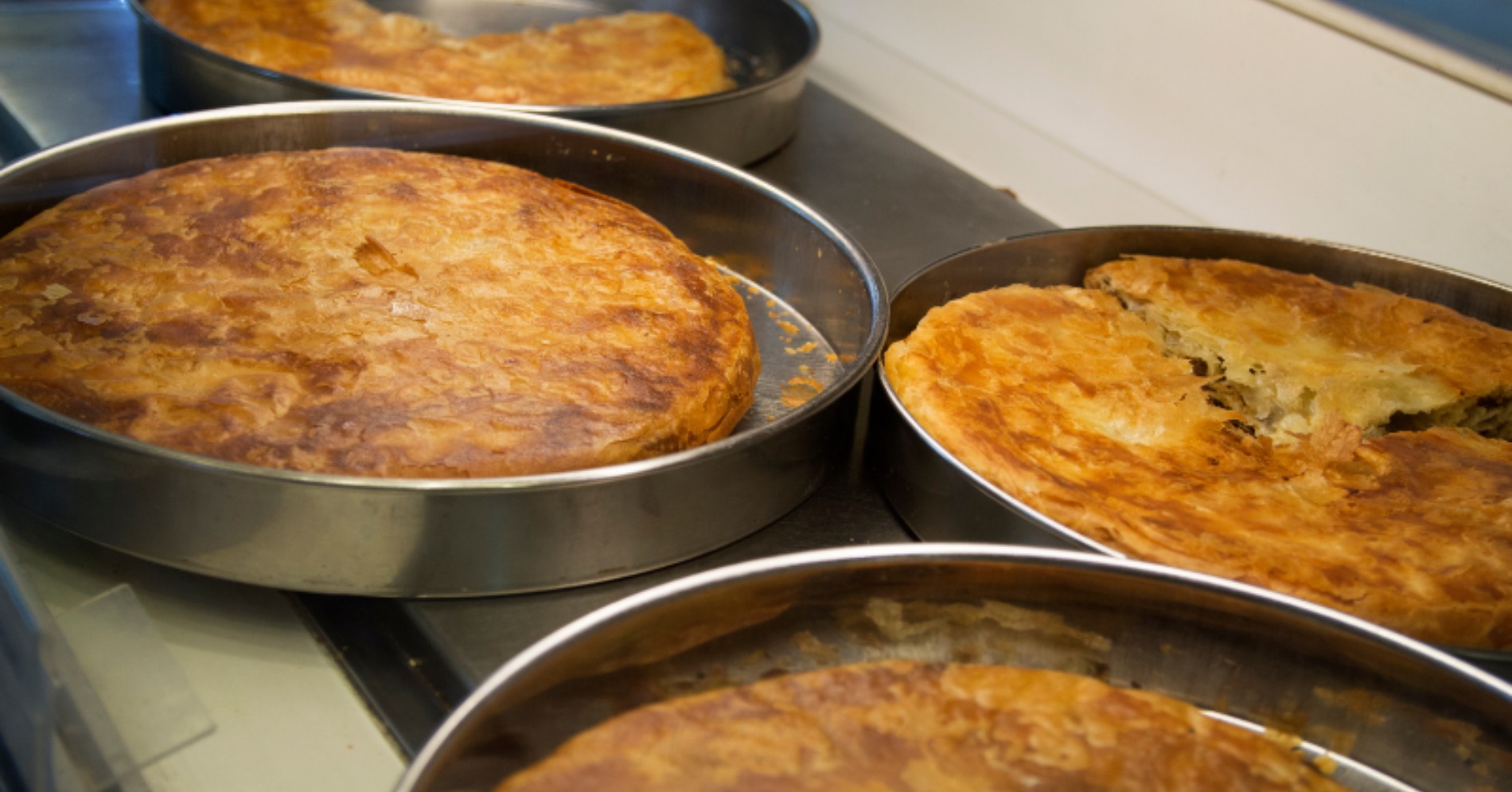 Burek adalah hidangan pastry gurih yang populer di seluruh Balkan. (Sumber gambar: Canva pro)
