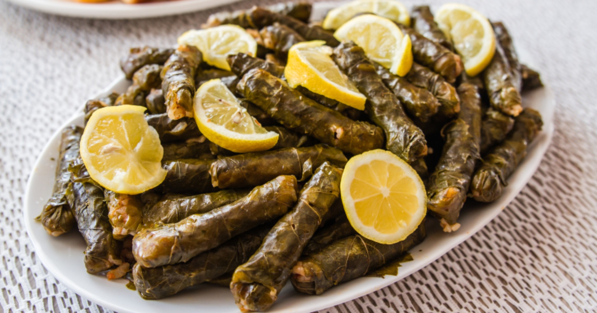 Sarma pada dasarnya adalah "rolled leaves" atau "daun gulung", sesuai dengan namanya dalam bahasa Turki. (Sumber gambar: Canva pro/OZmedia)
