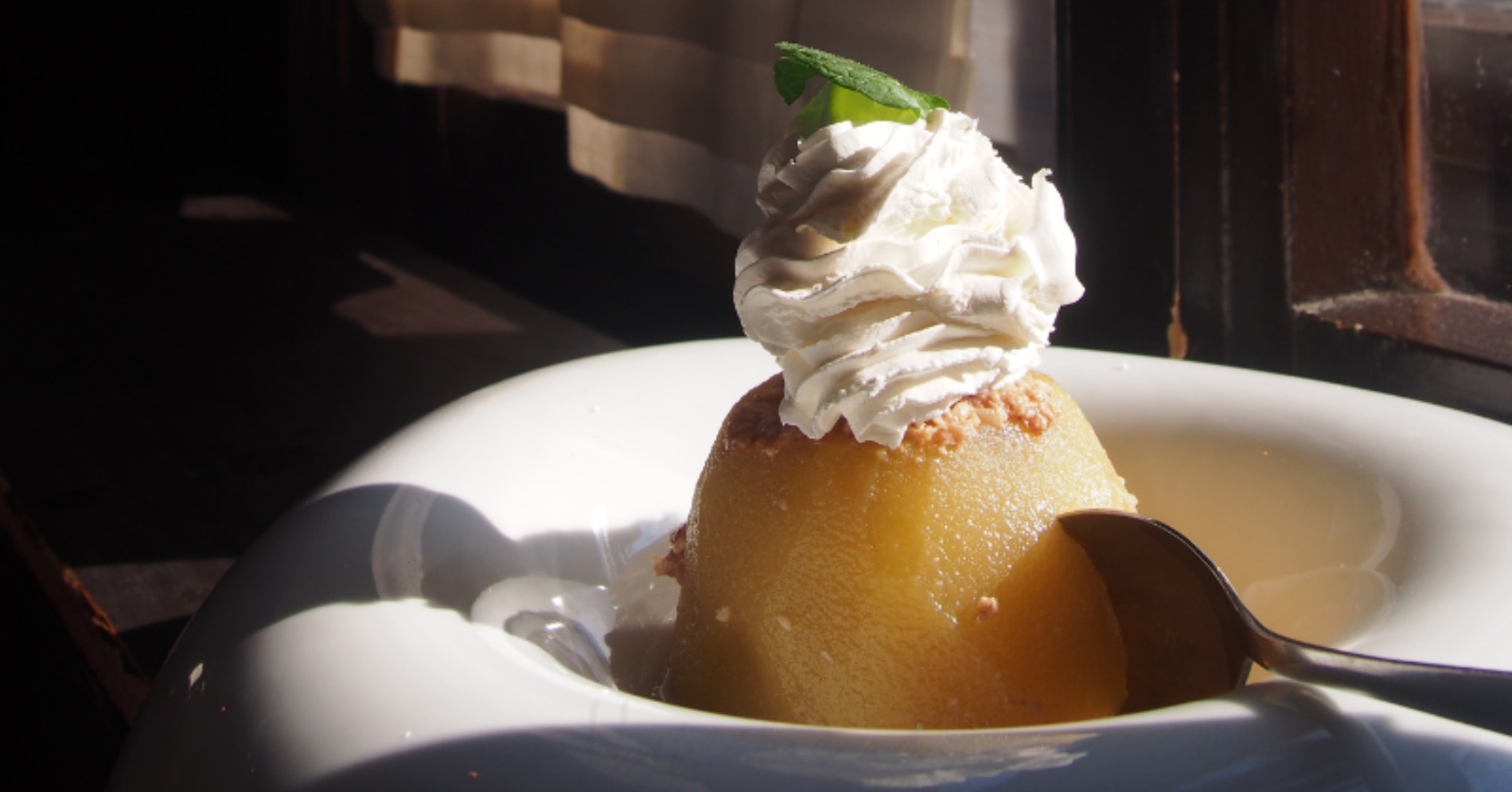 Tufahija adalah  (deser - dessert) atau hidangan penutup populer khas Bosnia dan Herzegovina. (Sumber gambar: Canva pro/Jelena Jeremic)