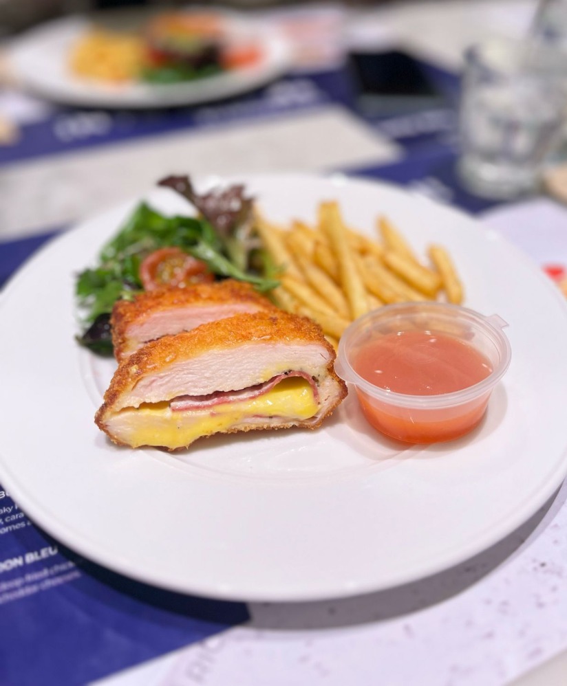 Chicken Cordon Bleu, menu heavy meals dari Paris Baguette (Sumber gambar: Indah Permata Hati/Hypeabis.id) Chicken Cordon Bleu, menu heavy meals dari Paris Baguette (Sumber gambar: Indah Permata Hati/Hypeabis.id)