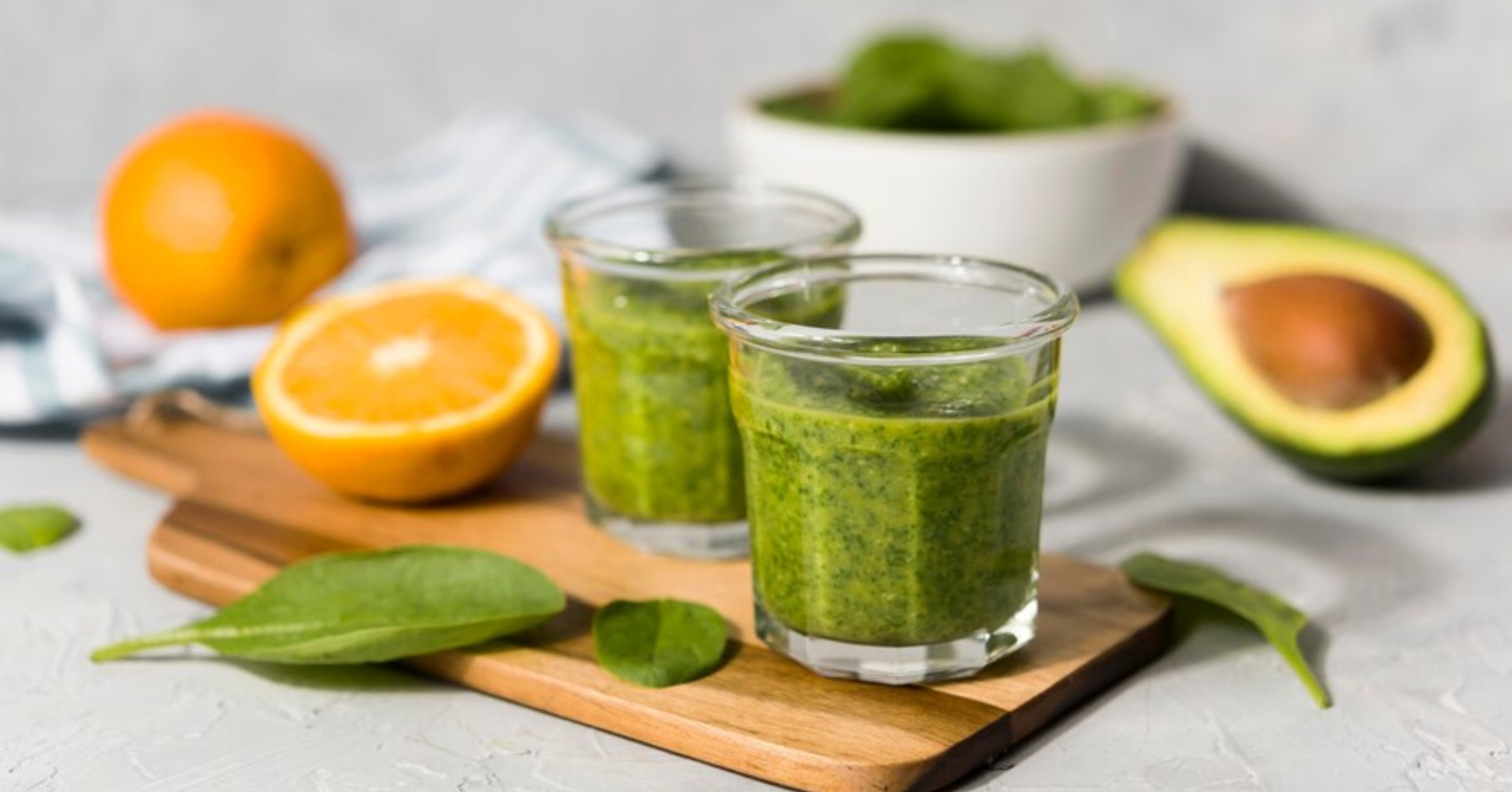 Smoothie bayam dan alpukat (Sumber foto: freepik) Smoothie bayam dan alpukat (Sumber foto: freepik)