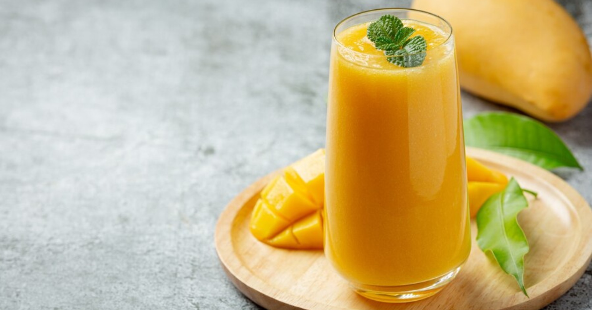 Smoothie kelapa dan mangga (Sumber foto: freepik/jcomp) Smoothie kelapa dan mangga (Sumber foto: freepik/jcomp)