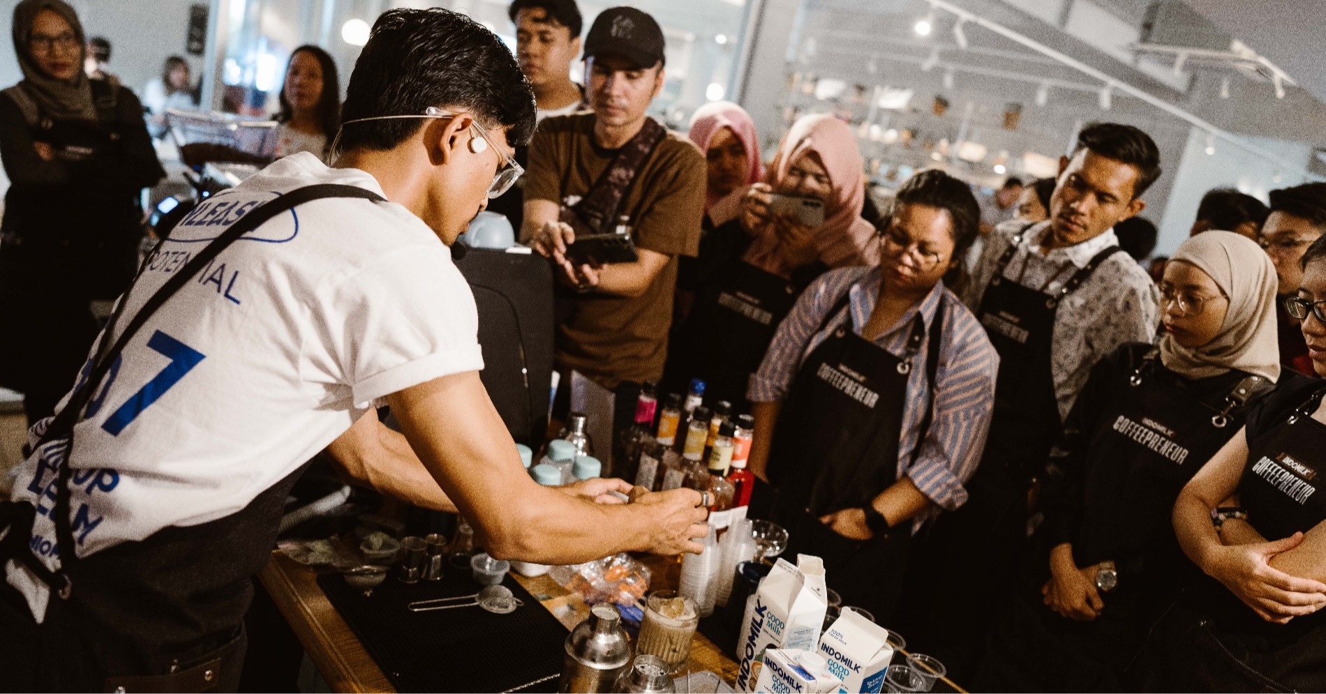 Demo Latte Art (sumber gambar : Indomilk) Demo Latte Art (sumber gambar : Indomilk)