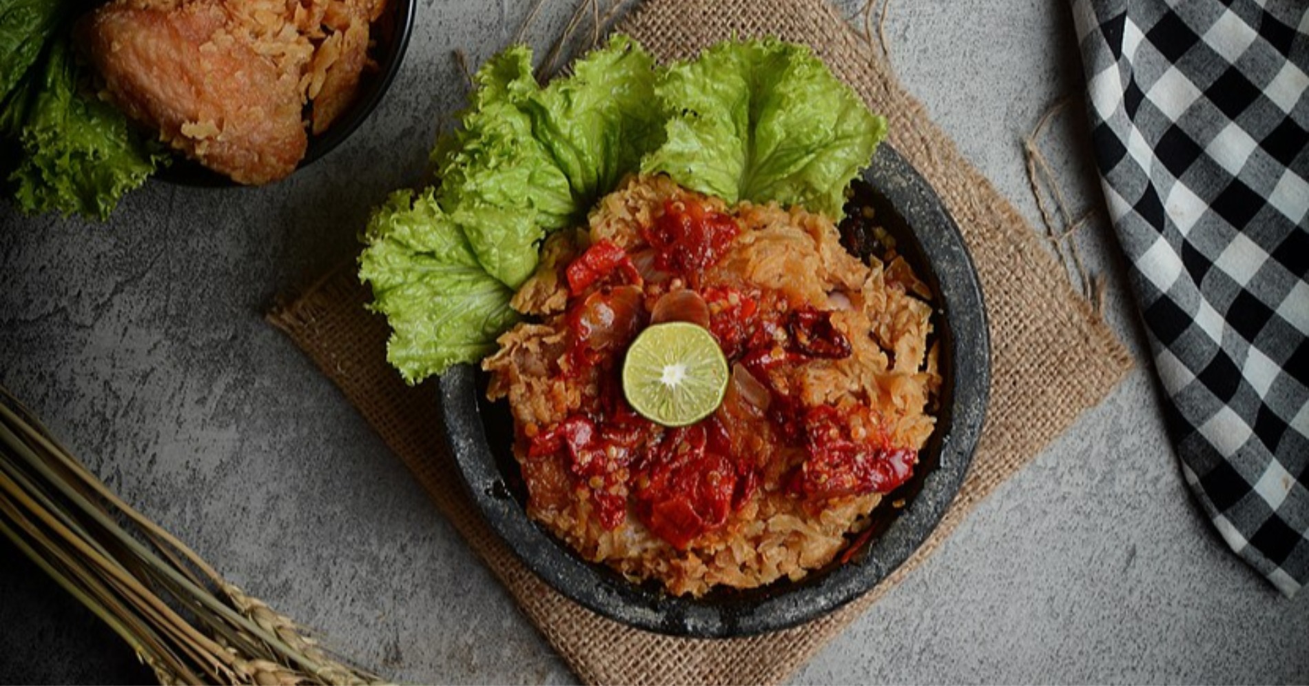 Resep Ayam Geprek Cabai Merah & Sambal Matah Praktis untuk Masak di Rumah