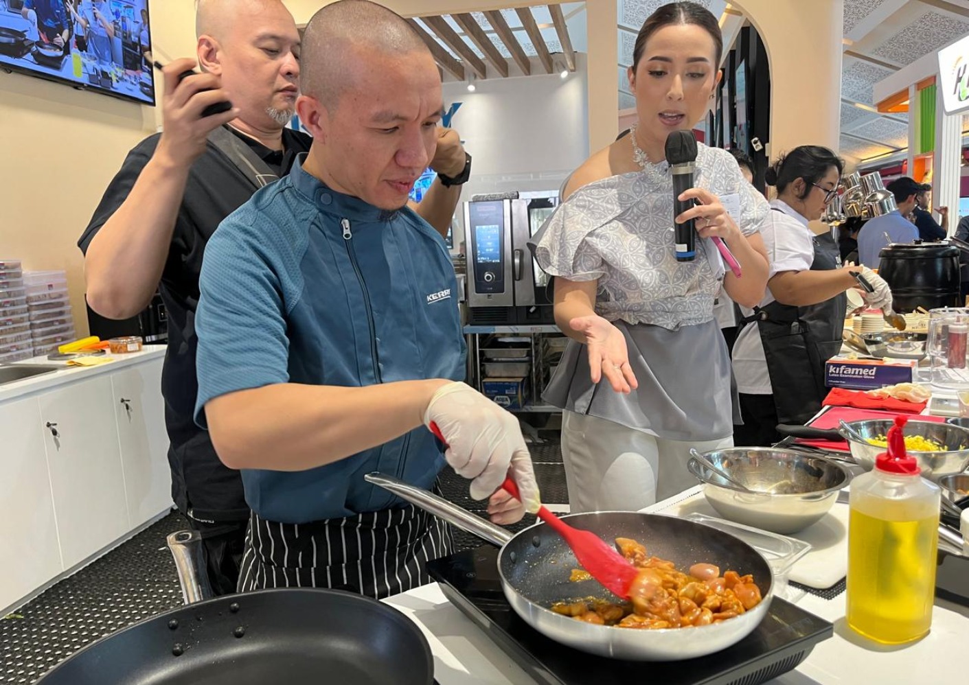 Chef Ikhsan Farizki dalam agenda Cooking Demo Kerry Group (Sumber gambar: Indah Permata Hati/Hypeabis.id) Chef Ikhsan Farizki dalam agenda Cooking Demo Kerry Group (Sumber gambar: Indah Permata Hati/Hypeabis.id)