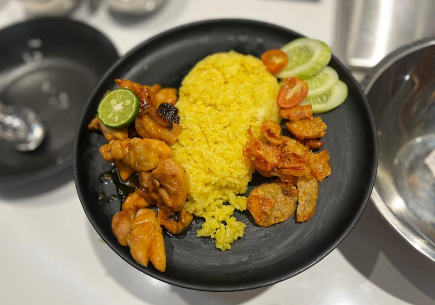 Olahan nasi kuning dari Chef Ikhsan Farizki dalam agenda Cooking Demo Kerry Group (Sumber gambar: Indah Permata Hati/Hypeabis.id) Olahan nasi kuning dari Chef Ikhsan Farizki dalam agenda Cooking Demo Kerry Group (Sumber gambar: Indah Permata Hati/Hypeabis.id)