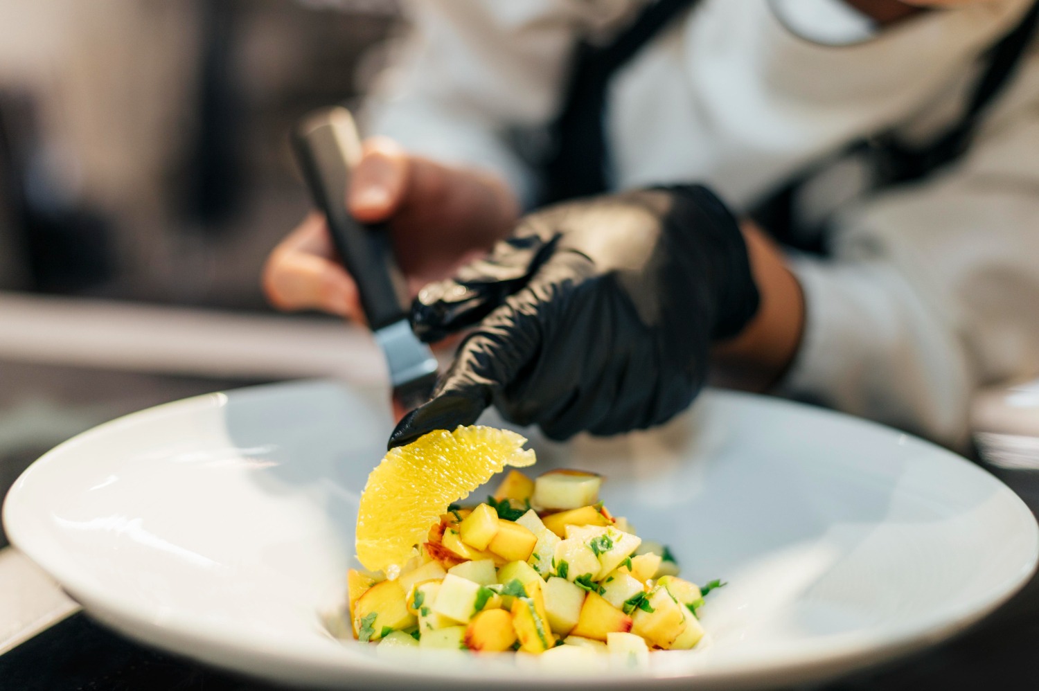 Chef menata garnish di atas makanan. (Sumber foto: Freepik) Chef menata garnish di atas makanan. (Sumber foto: Freepik)