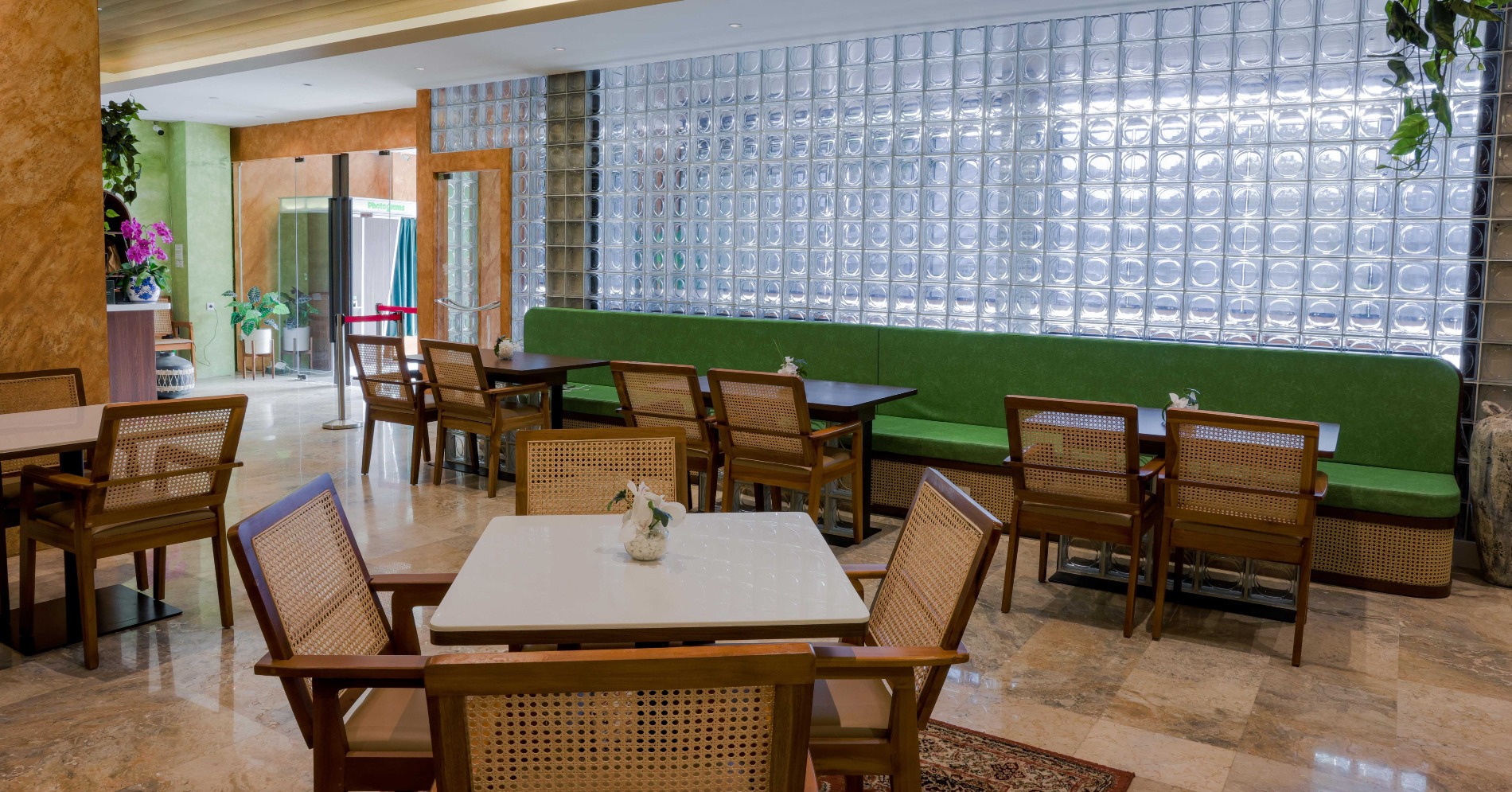 Suasana Restoran (Sumber Foto: Paras Nusantara)