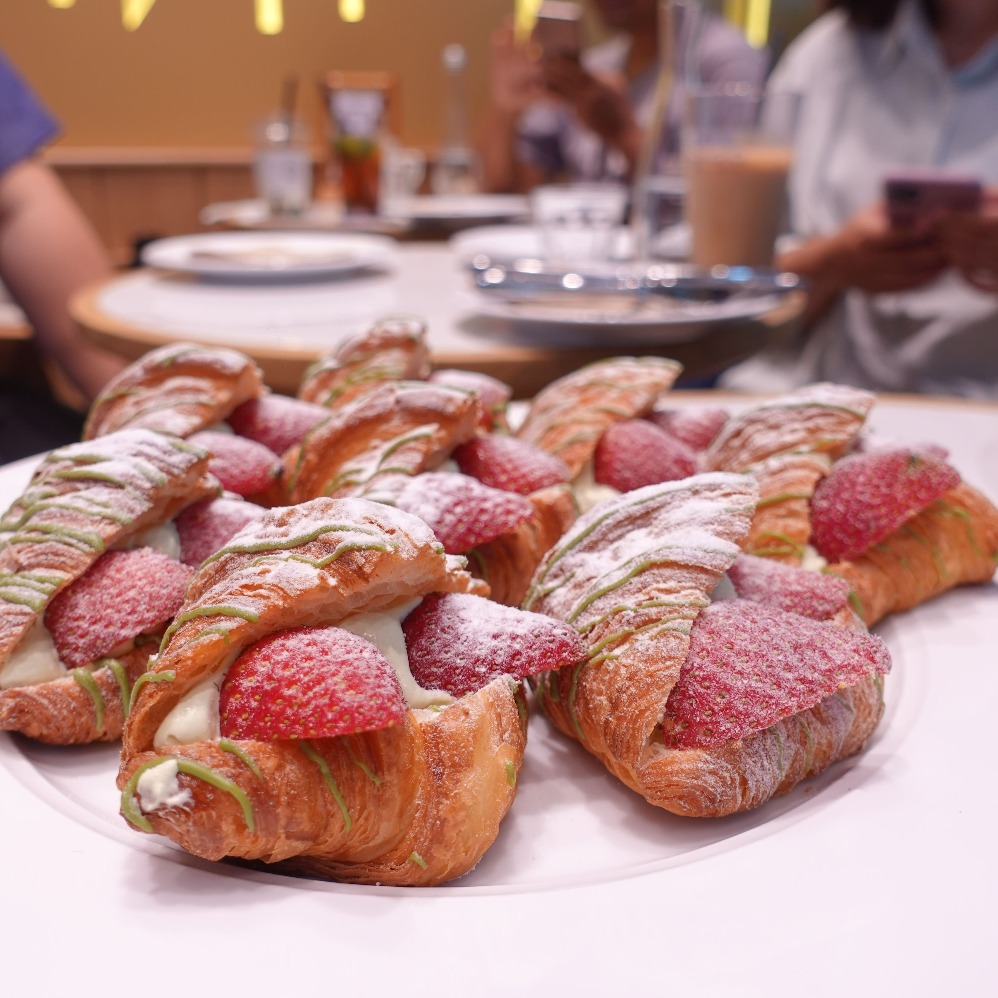 Paris Baguette resmi membuka gerai terbarunya di Depok, tepatnya di Margocity, pada pekan ini. (Sumber gambar: Chelsea Venda/Hypeabis.id) Paris Baguette resmi membuka gerai terbarunya di Depok, tepatnya di Margocity, pada pekan ini. (Sumber gambar: Chelsea Venda/Hypeabis.id)