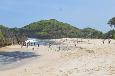 Menikmati Pantai Srau, Permata Tersembunyi di Tepi Samudra Hindia